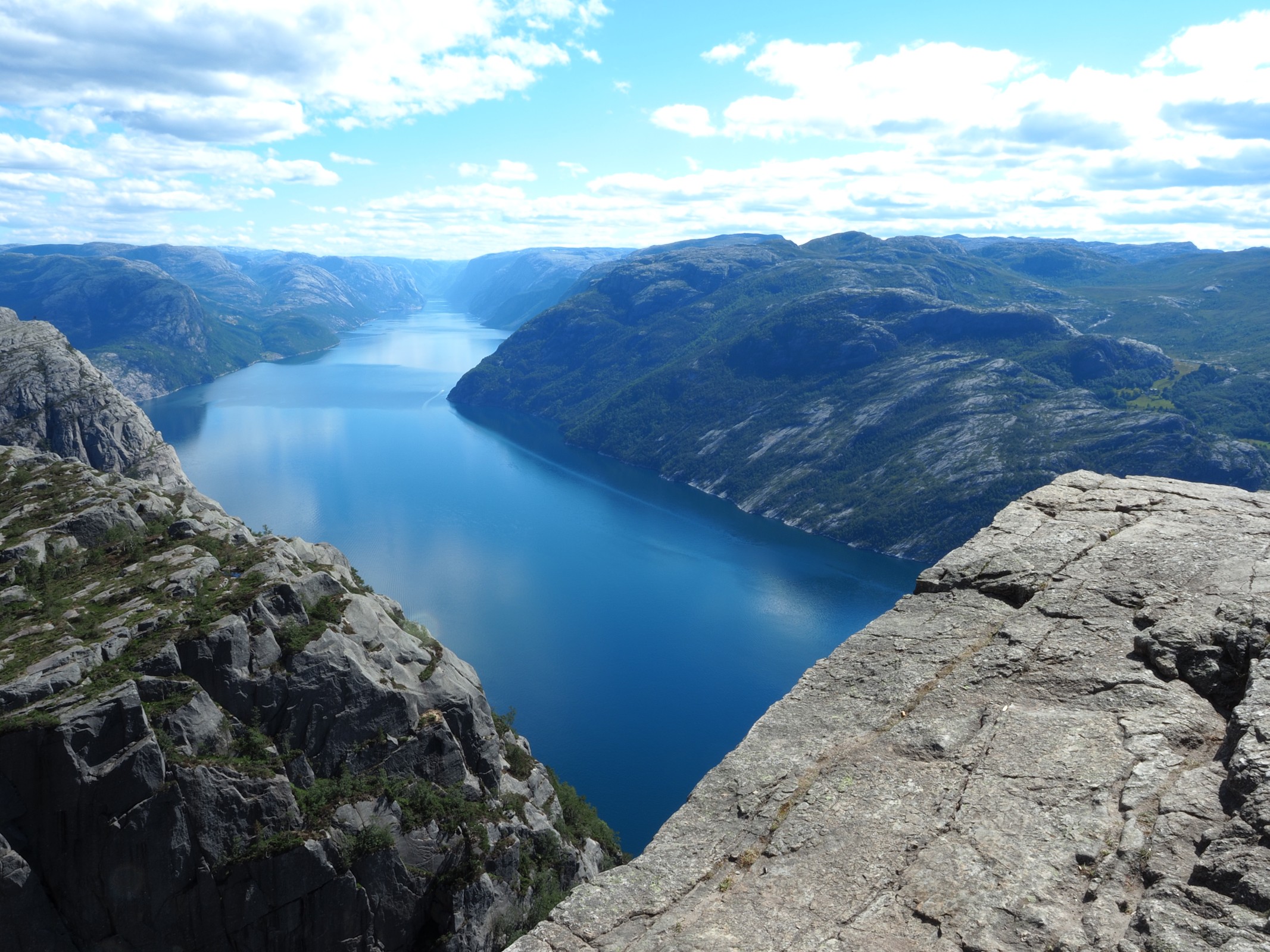 Blick über einen norwegischen Fjord von den Bergen aus.
