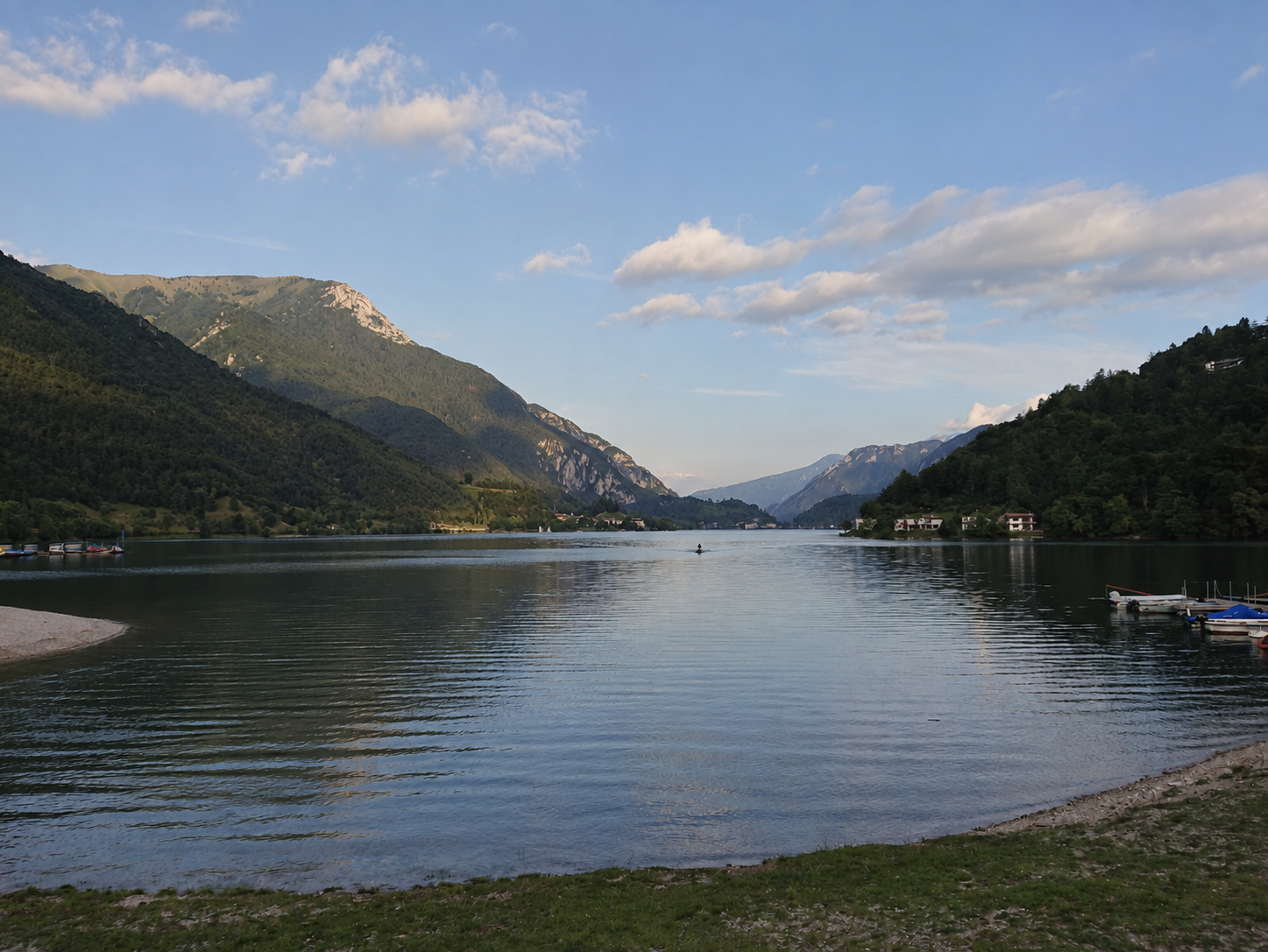 Lago di Ledro im Abendlicht.