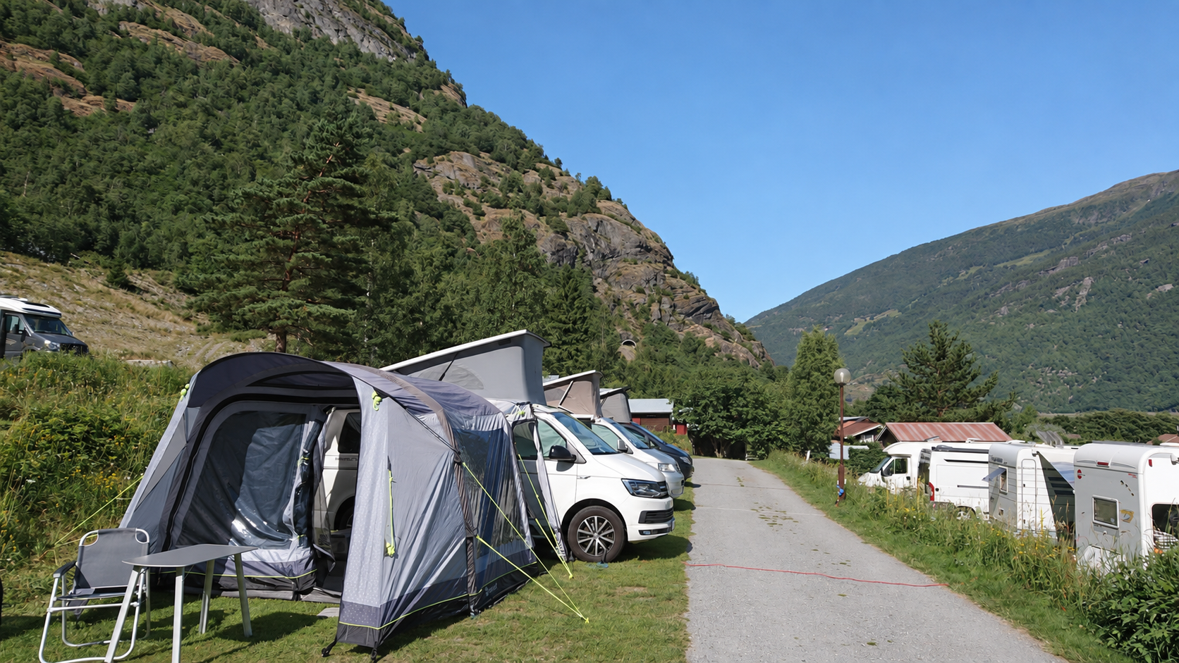Unser damaliger California mit Vorzelt in Flåm.