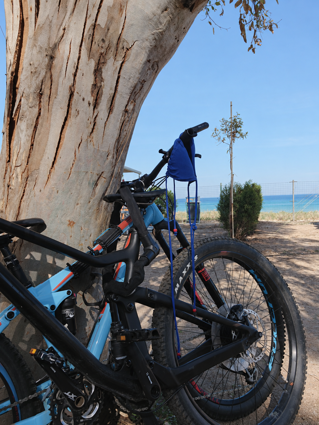 Mountainbikes im Schatten, das Meer dahinter.
