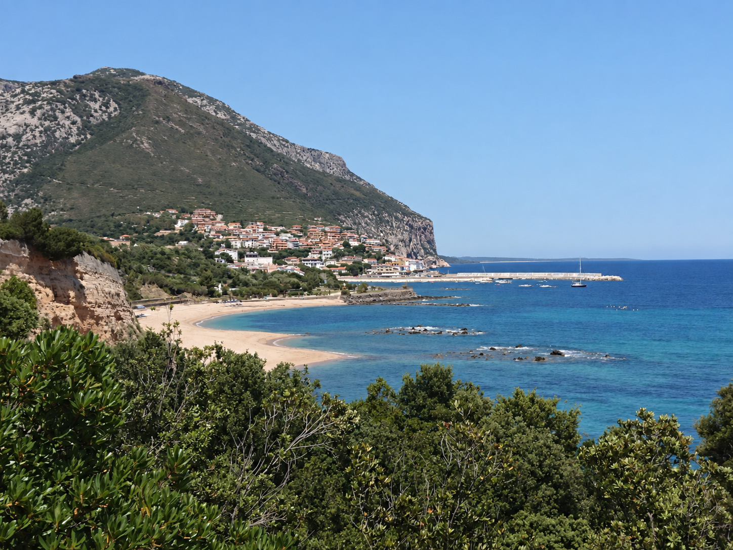 Sardiniens Küste zwischen Berghang und Meer.
